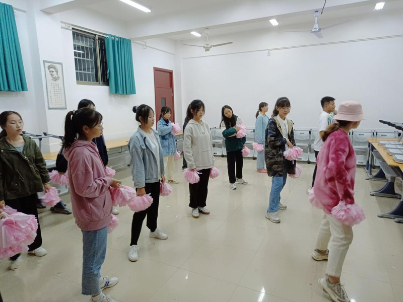 探班学院校运会啦啦队.jpg